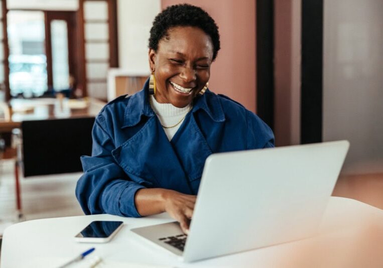 Woman doing month end close in minutes thanks to AI and automation